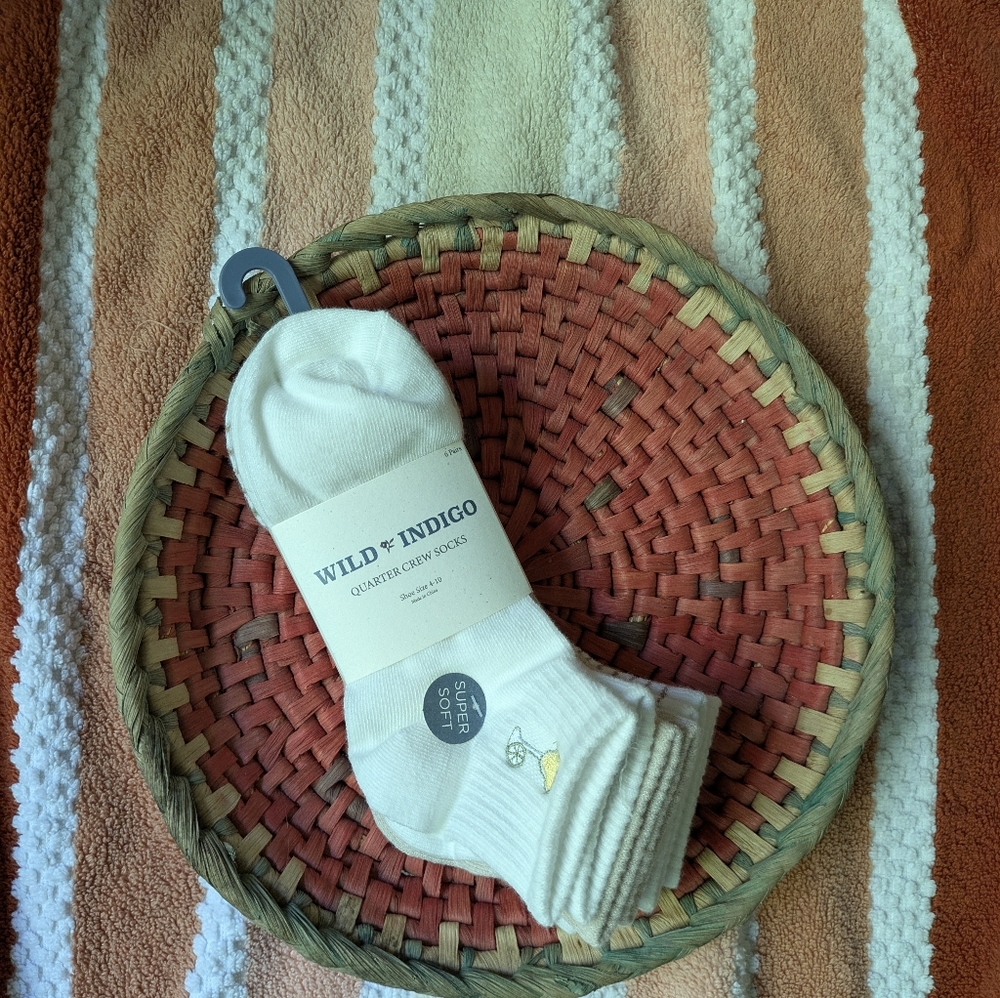 🧦 2/$30 🧦 Wild Indigo Soft Cream Crew Socks- 6 Pack